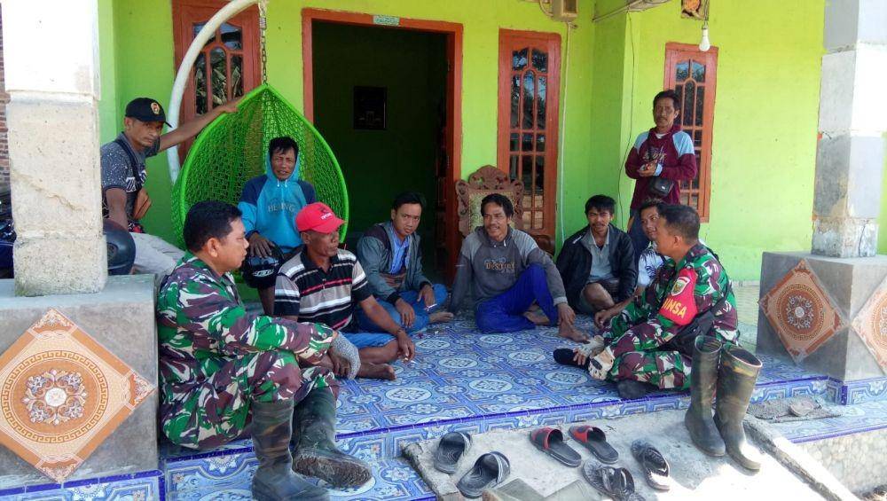 (Anggota Babinsa Koramil Air Sugihan saat melakukan patroli bersama warga ) IDN Times/Istimewa