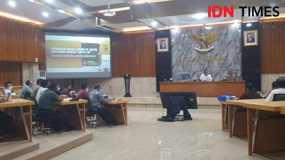 Rapat fasilitasi percepatan penyelesaian sengketa lahan KEK Mandalika. (IDN Times/Muhammad Nasir)