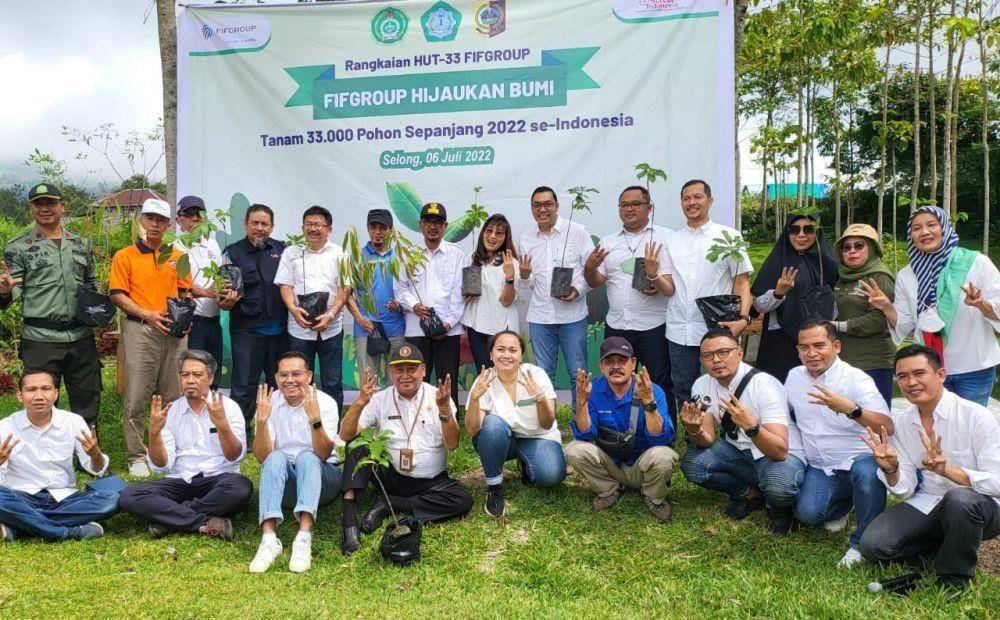 FIFGROUP Hijaukan Bumi Tanam 1.000 pohon di Desa Sembalun Lawang, Sembalun, Kabupaten Lombok Timur, Provinsi Nusa Tenggara Barat, Rabu, 6 Juli 2022. (Dok. FIFGROUP)