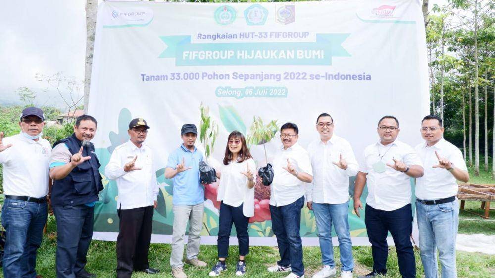 Penyerahan 1.000 pohon secara simbolis oleh Human Capital, General Support, and Corporate Communication Director FIFGROUP, Esther Sri Harjati (tengah) didampingi oleh Chief of Corporate Communication and Corporate Social Responsibility (CSR) FIFGROUP, Yulian Warman (keempat dari kanan), dan jajaran manajemen FIFGROUP kepada Kepala Kesatuan Pengelola Hutan Rinjani Timur, Mustara Hadi. (Dok. FIFGROUP)