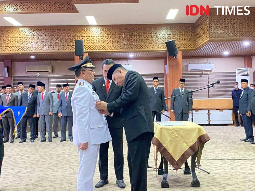 Pj Gubernur Aceh, Achmad Marzuki melantik Pj Wali Kota Banda Aceh, Bakri Siddiq. (Dokumentasi Husaini Dani untuk IDN Times)