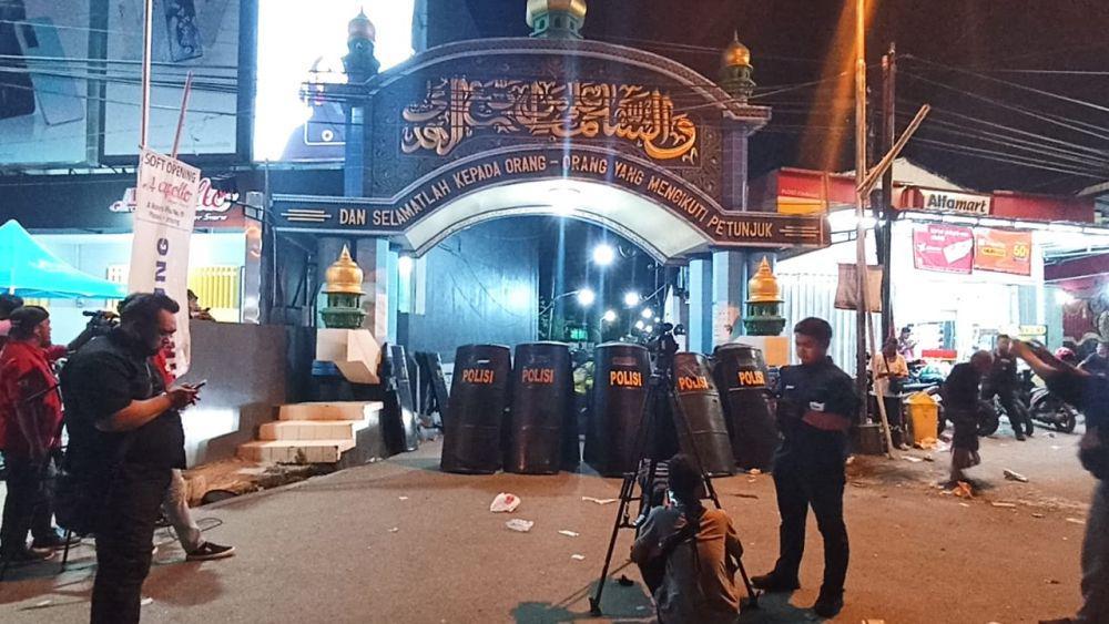 Pintu masuk Ponpes Shiddiqiyyah Ploso Jombang masih di blokir polisi. IDN Times/Zainul Arifin