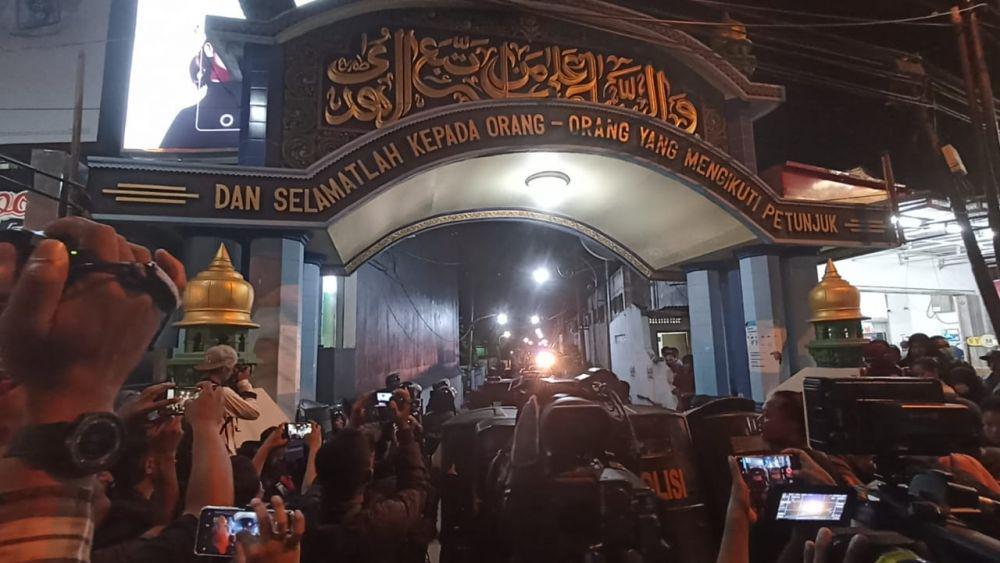 Pintu masuk Ponpes Shiddiqiyyah Ploso Jombang masih di blokir polisi. IDN Times/Zainul Arifin