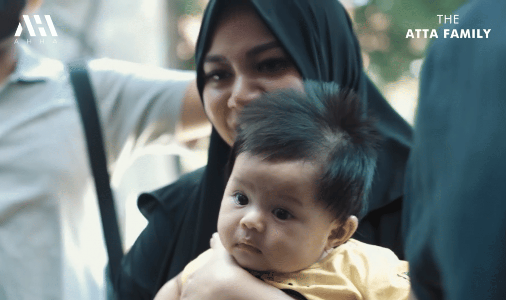 momen Ameena bertemu sapi kurban Mega Lodon (youtube.com/attahalilintar)