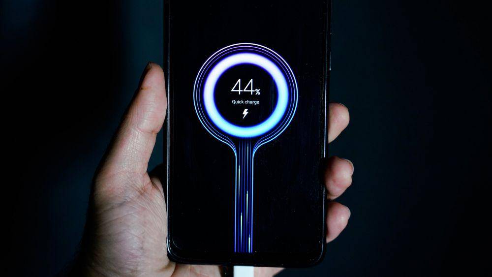 potret Fast charging 65W (slashgear.com)