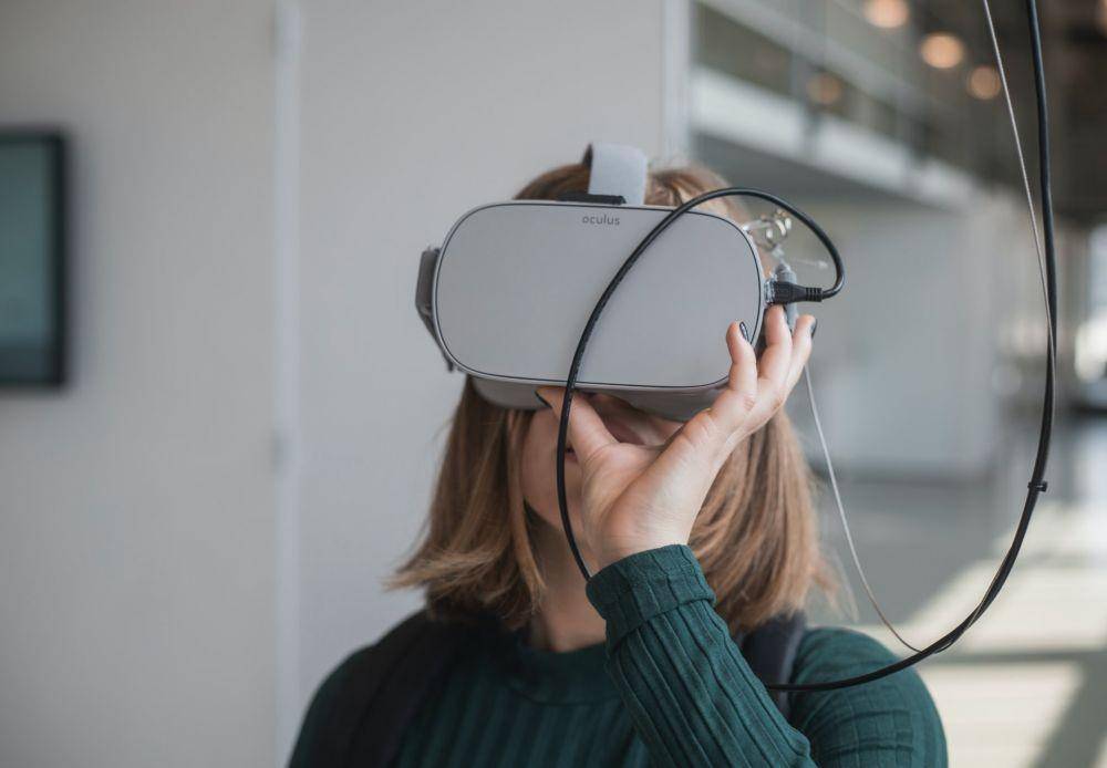 ilustrasi penggunaan virtual reality (unsplash.com/Maxim Hopman)