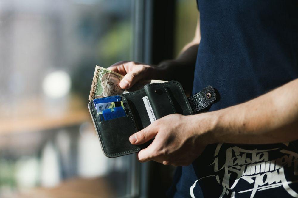ilustrasi memegang dompet (pexels.com/EVG kowalievska)
