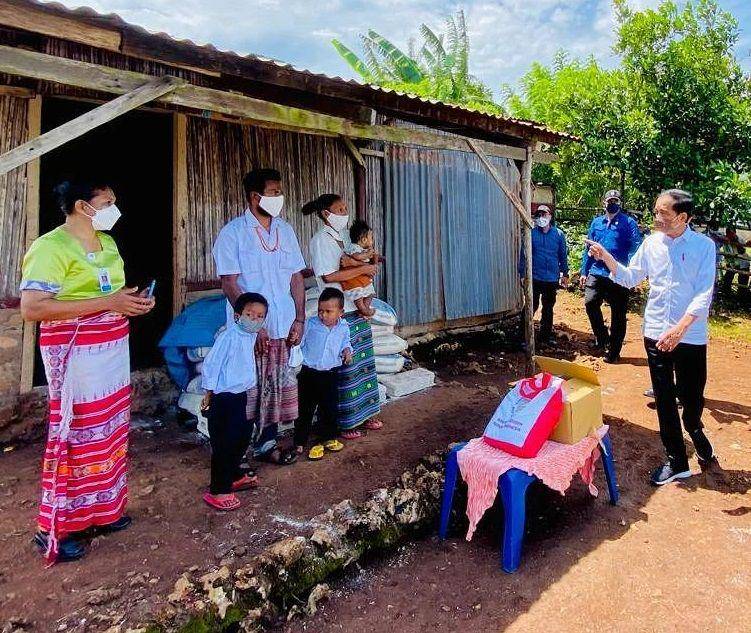 Presiden Joko Widodo mengunjungi Desa Kesetnana, NTT, Kamis (24/3/2022). (instagram.com/jokowi)