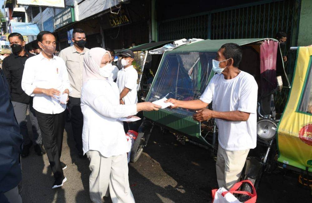 Presiden Joko "Jokowi" Widodo didampingi menantu, Wali Kota Medan, Bobby Nasution dan putrinya, Kahiyang Ayu blusukan ke Pasar Petisah pada 6 Juli 2022. (www.instagram.com/@bobbynst)