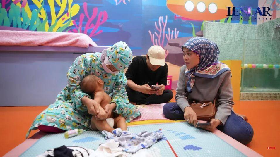 potret baby Leslar saat spa (dok.YouTube/Leslar Entertainment)