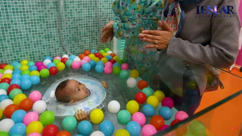 potret baby Leslar saat spa (dok.YouTube/Leslar Entertainment)