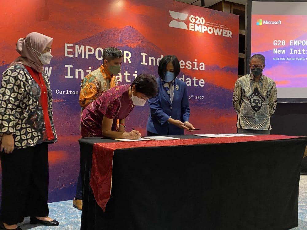G20 Empower dan Microsoft Indonesia MoU Program Code; Without Barriers. (Dok. XL Axiata).