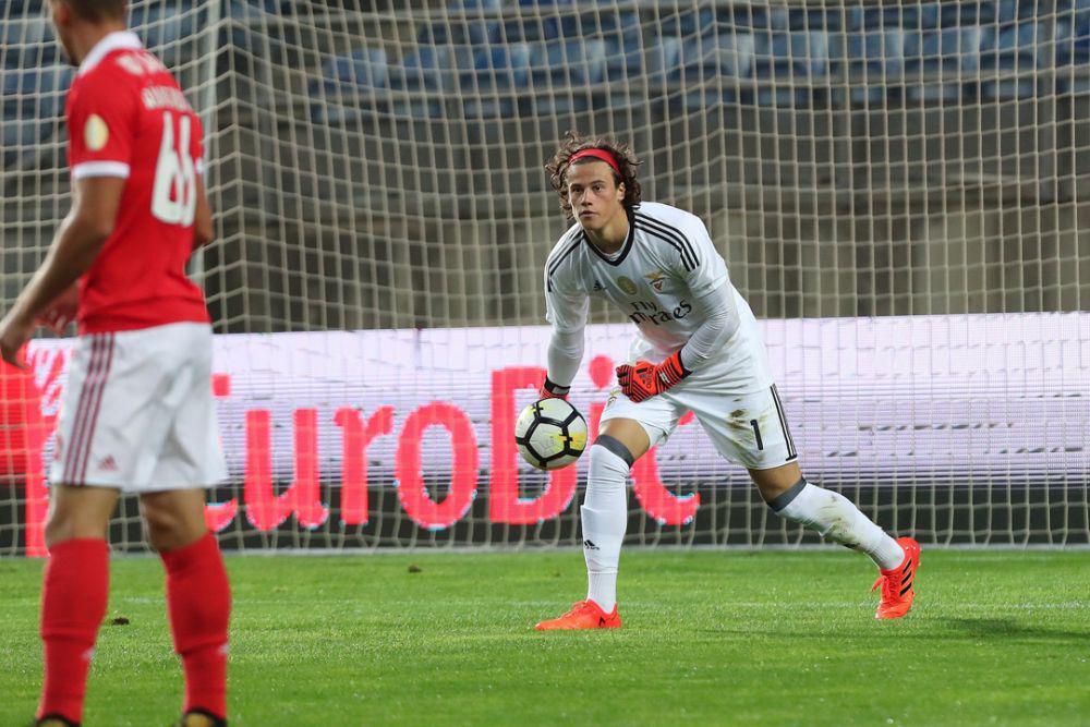 Mile Svilar debut bersama Benfica. (twitter.com/slbenfica_en)