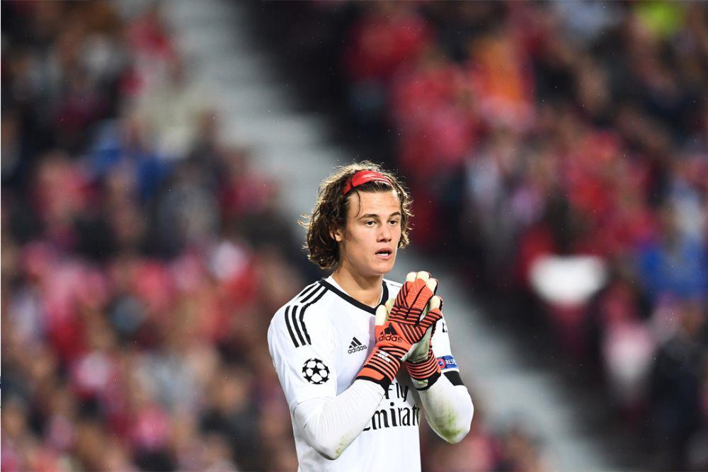 Mile Svilar bermain di ajang Liga Champions 2017/2018. (twitter.com/ChampionsLeague/)