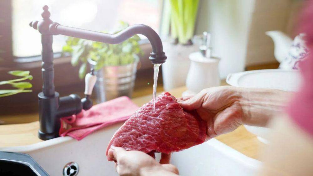 iIustrasi mencuci daging sapi dengan air (tl.rayhaber.com)