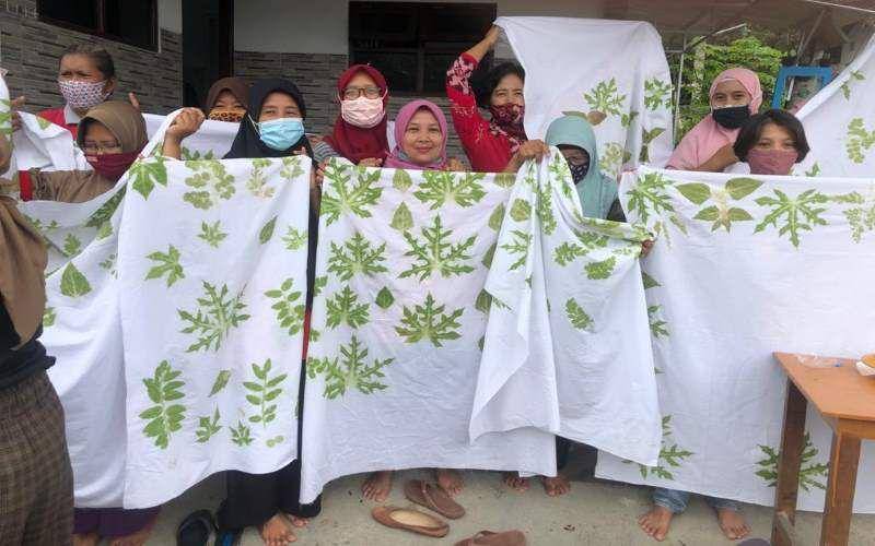 Pelatihan Batik Ecoprint oleh UMY dengan Manfaatkan Sampah Daun (03/06/2021). (pengabdianumy.harianjogja.com/Budi Cahyana)