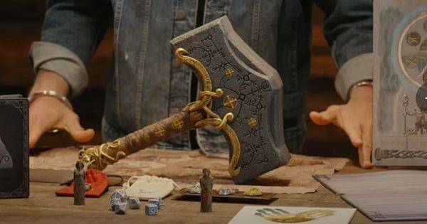 Salah satu item replika Mjornir dalam video unboxing resmi Play Station ( Dok. Play Station / God of War: Ragnarok )