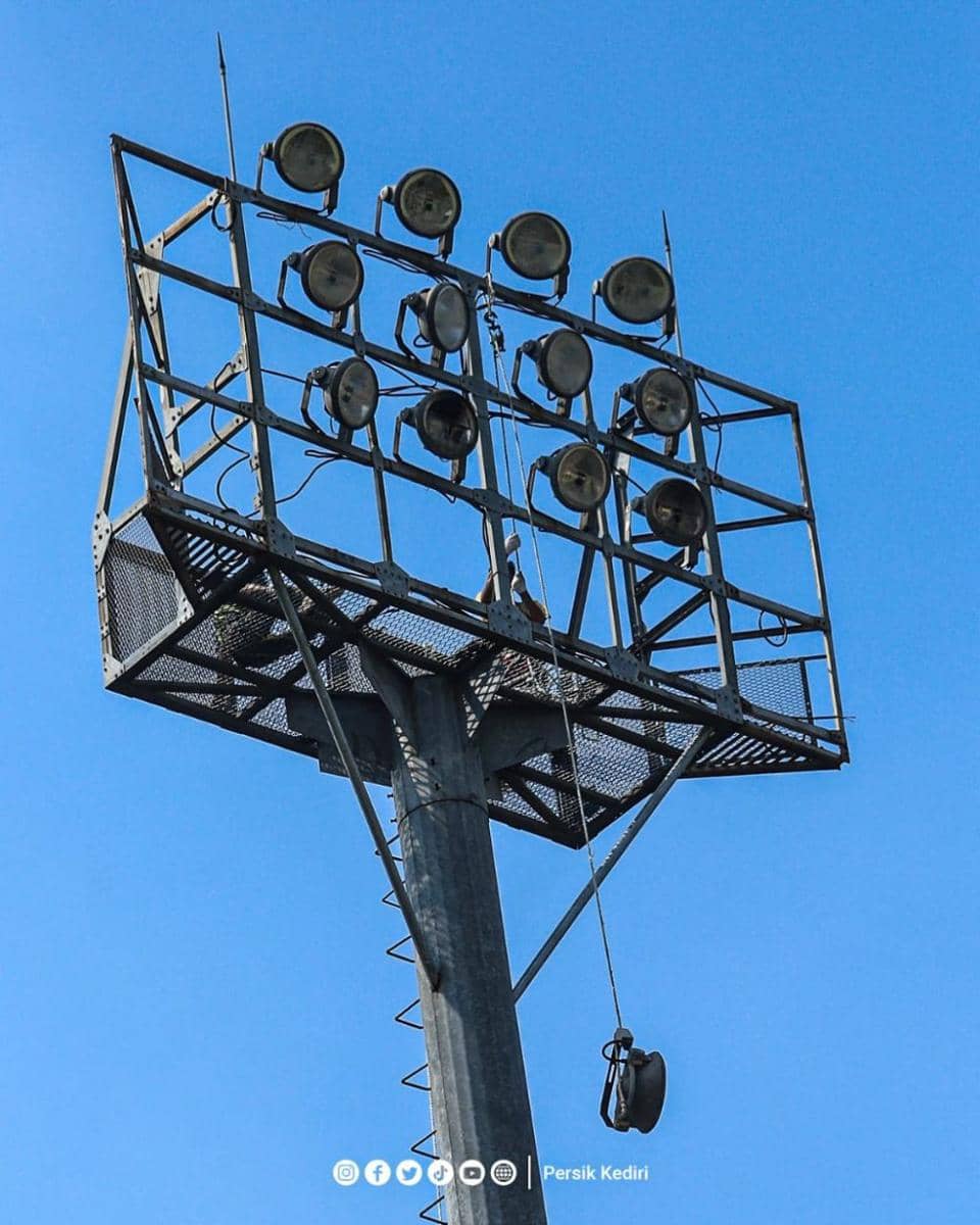 Penggantian lampu di Stadion Brawijaya Kota Kediri. IDN Times/ persikfcofficial