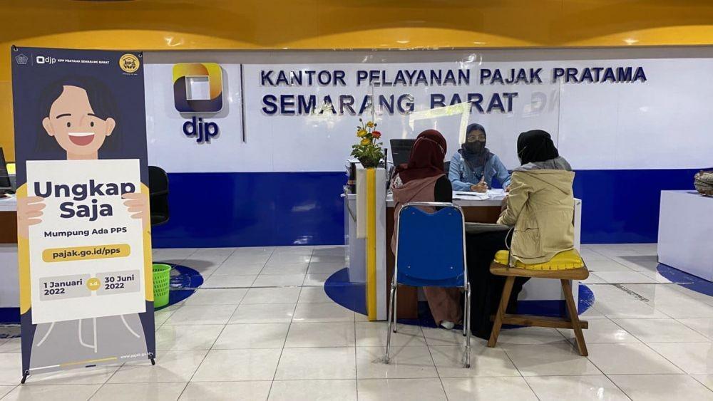 Petugas pajak sedang melayani wajib pajak yang memanfaatkan program pengungkapan sukarela (PPS) di Kantor DJP Jateng I. (Dok. DJP Jateng I)