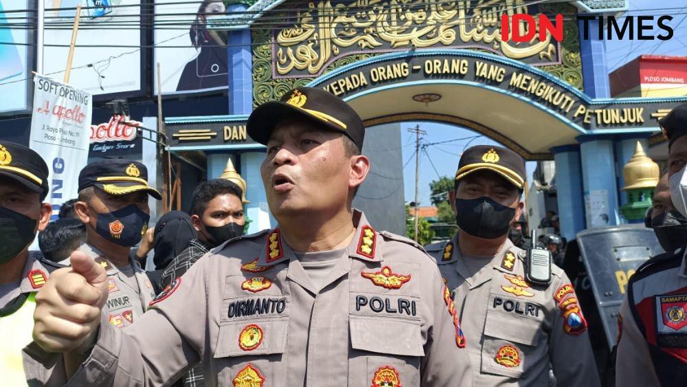Kabid Humas Polda Jatim, Kombes Pol Dirmanto memberikan keterangan pers kepada wartawan di sela-sela penangkapan terhadap MSAT, di Jombang. IDN Times/Zainul Arifin