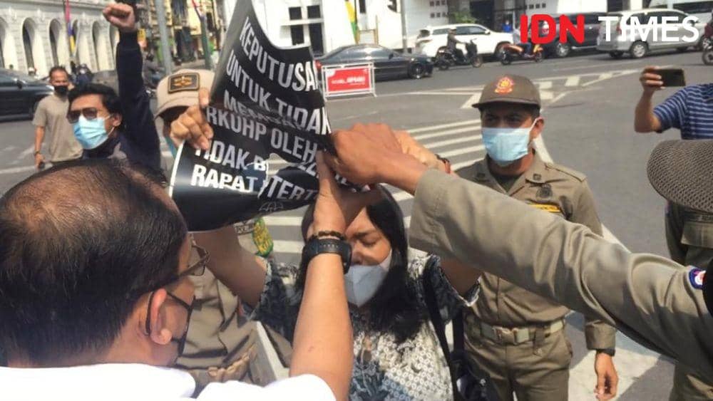 Kunker Jokowi, Aksi Kamisan Medan Tolak RKUHP Direpresi Aparat