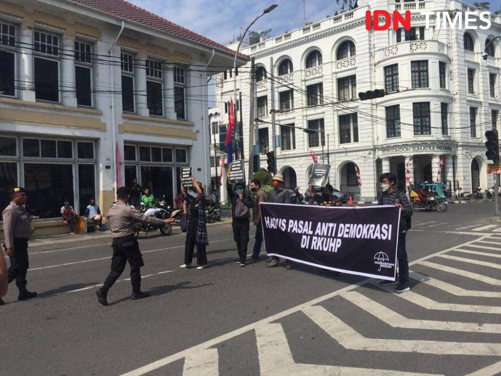 Aparat gabungan membubarkan paksa aksi Kamisan Medan saat kunjungan kerja Presiden Jokowi di Lapangan Merdeka, Medan, Kamis (7/7/2022). (IDN Times/Prayugo Utomo)