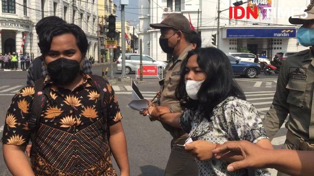 Aparat membawa menarik massa untuk membubarkan aksi penolakan terhadap RKUHP di Kota Medan, Kamis (7/7/2022). (IDN Times/Prayugo Utomo)