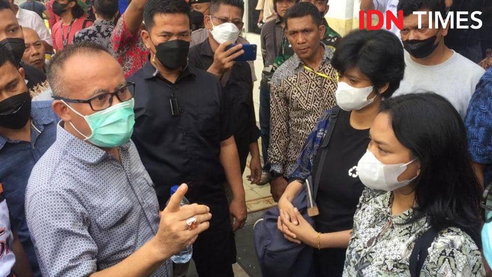 Massa berdebat dengan kepolisian. Aksi Kamisan Medan dibubarkan saat berunjuk rasa disela kunjungan Presiden Jokowi, Kamis (7/7/2022). (IDN Times/Prayugo Utomo)