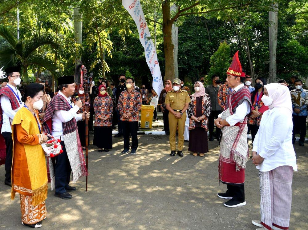 Presiden Jokowi mengenakan baju adat batak toba saat hadiri Puncak Peringatan Hari Keluarga Nasional (dok. Sekretariat Presiden)