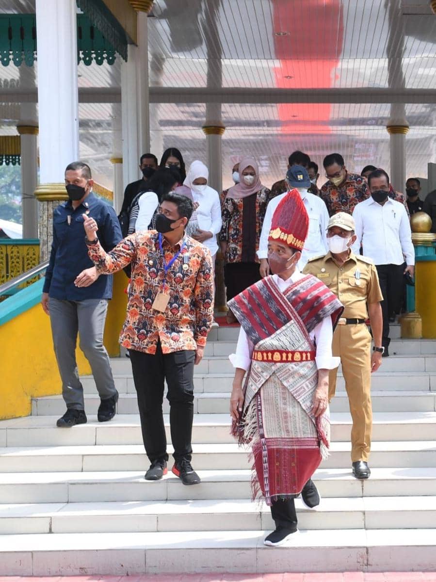 Presiden Jokowi dalam melakukan peletakan batu pertama revitalisasi Kota Medan (Dok. Istimewa)