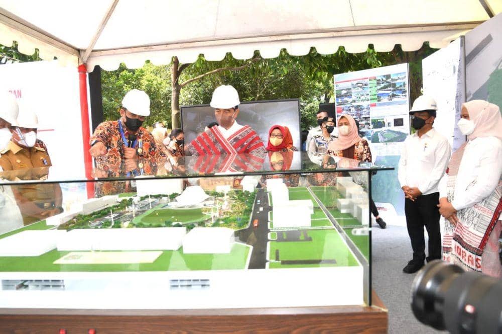 Presiden Jokowi dalam melakukan peletakan batu pertama revitalisasi Kota Medan (Dok. Istimewa)