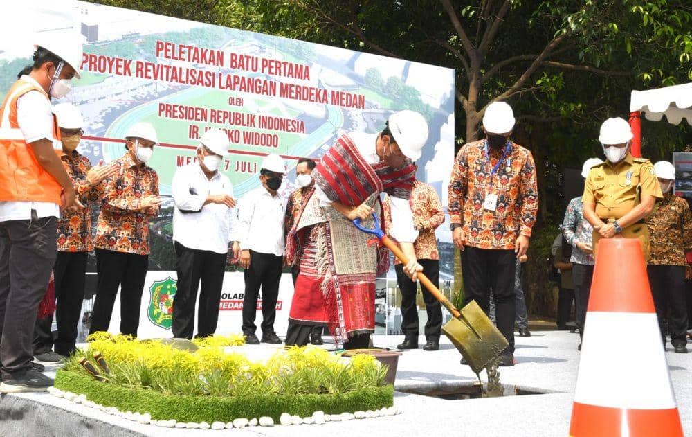 Presiden Jokowi dalam melakukan peletakan batu pertama revitalisasi Kota Medan (Dok. Istimewa)
