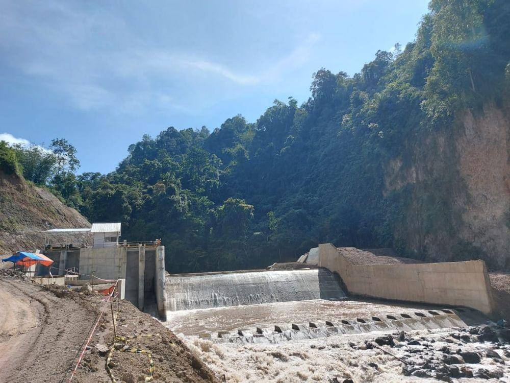 PT PLN (Persero) terus menambah porsi pembangkit berbasis energi baru terbarukan PLTM Batu Brak dan PLTM Melesom 2 di Kabupaten Lampung Barat. (Dok. PLN)