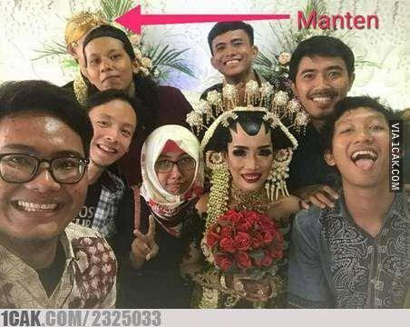 momen lucu saat foto bersama di pernikahan (1cak.com)