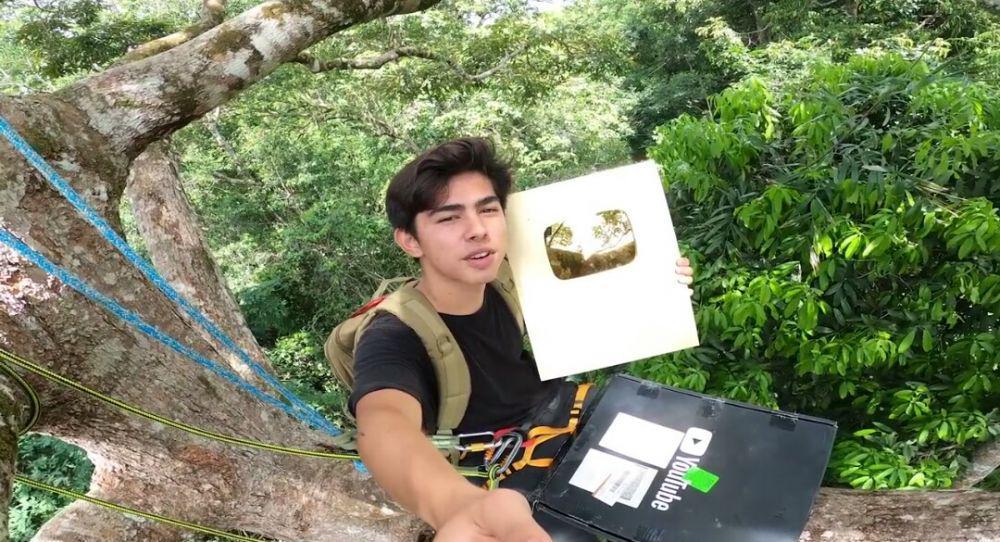 9 Potret Andrew Kalaweit Unboxing Golden Play Button, Ekstrem di Pohon