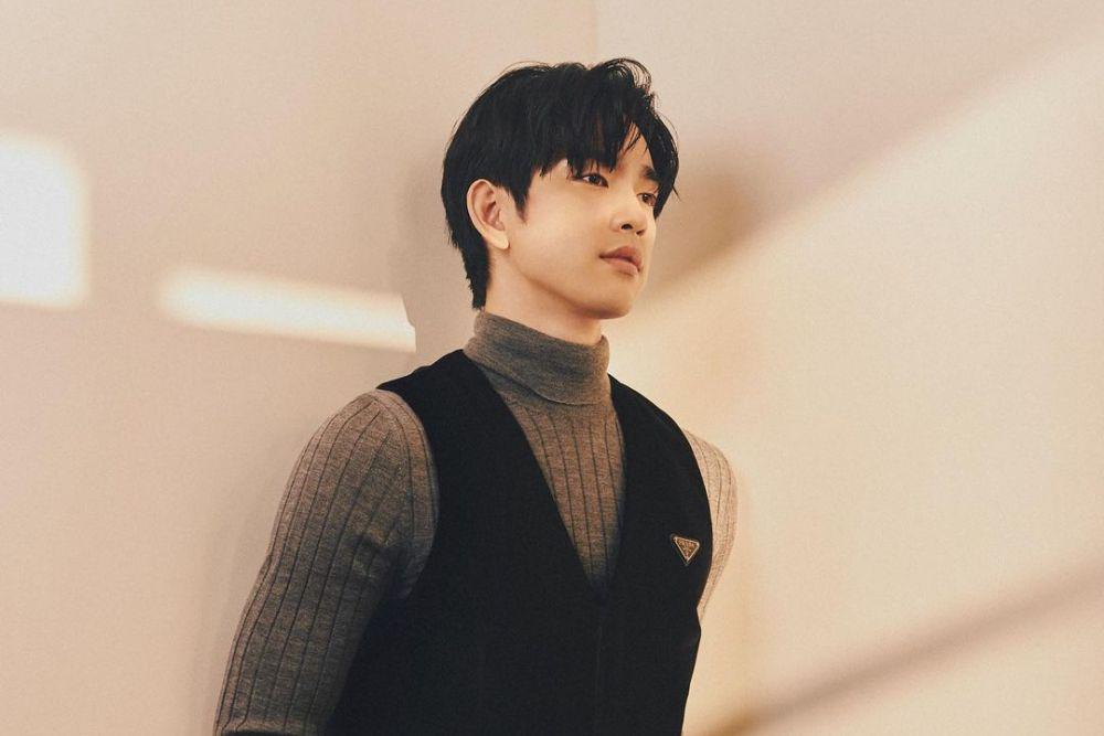 9 Ide Outfit Serba Hitam ala Jinyoung GOT7, Cowok Mamba!