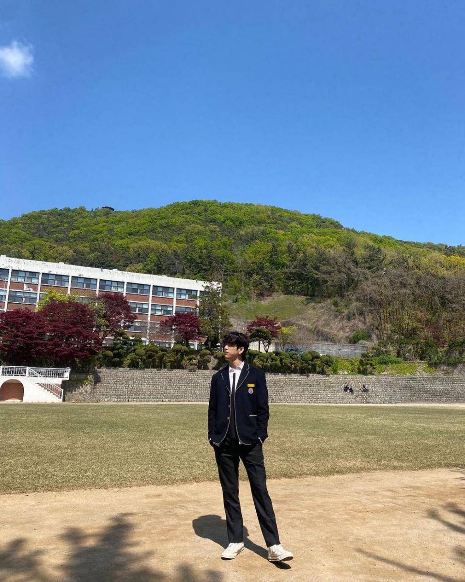 Jinyoung (instagram.com/jinyoung_0922jy/)