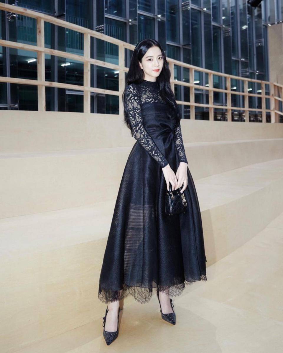 OOTD Cewek Mamba ala Jisoo BLACKPINK (instagram.com/sooyaaa__)