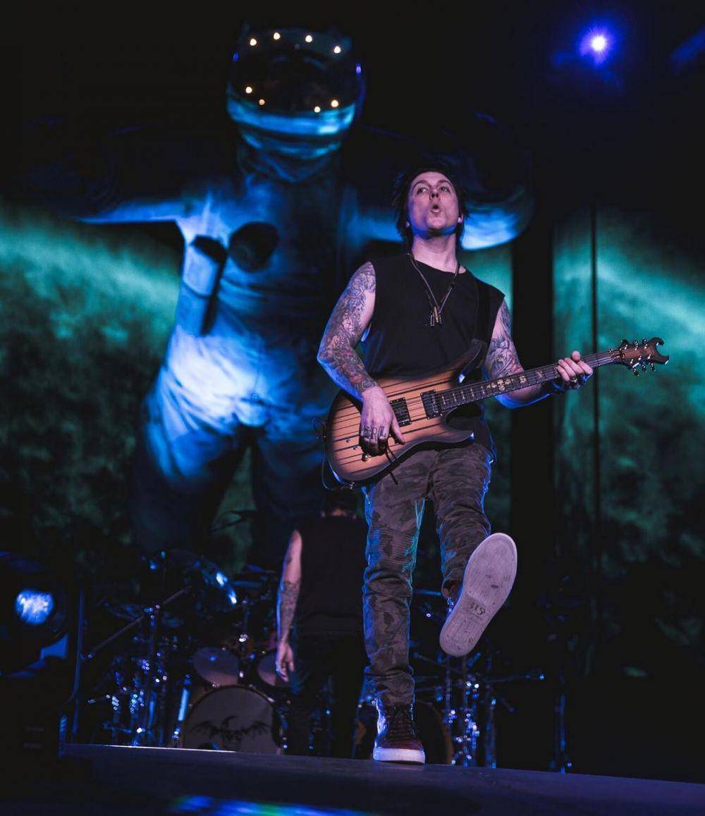 Synyster Gates (instagram.com/synystergates)
