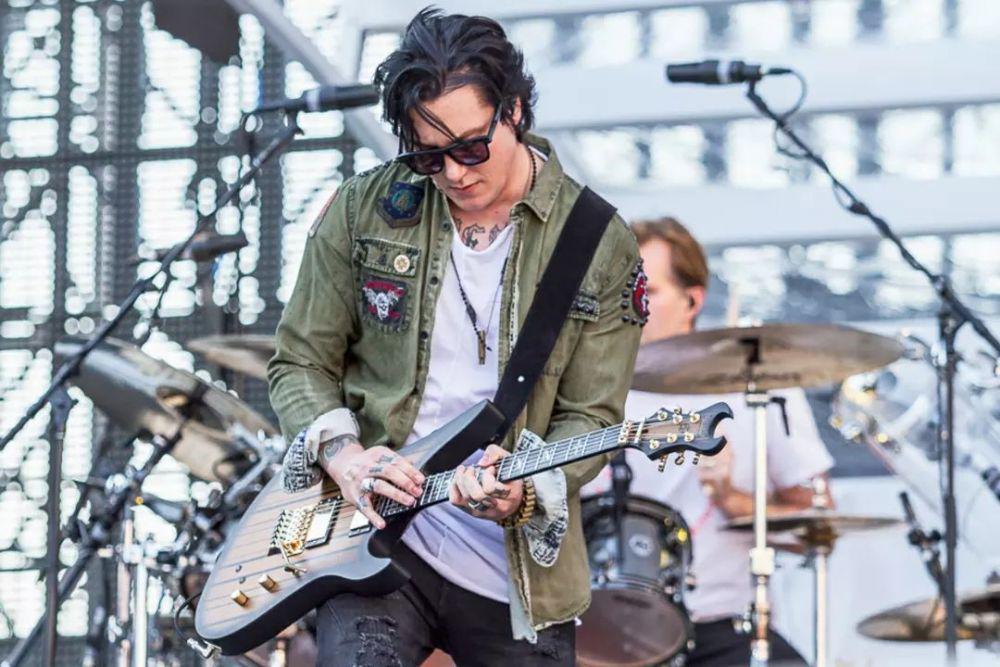 Ulang Tahun ke-41, Potret Memesona Synyster Gates