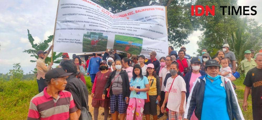 Warga Memprotes Lahannya yang Digusur Kodam Mulawarman