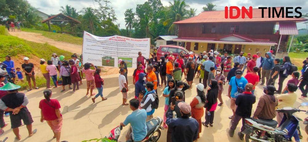 Warga RT 37 Kelurahan Manggar memprotes status kepemilikan lahan dengan Kodam Mulawarman. (IDN Times/Hilmansyah)