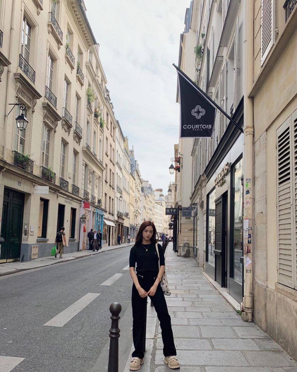 OOTD Cewek Mamba ala Jisoo BLACKPINK (instagram.com/sooyaaa__)