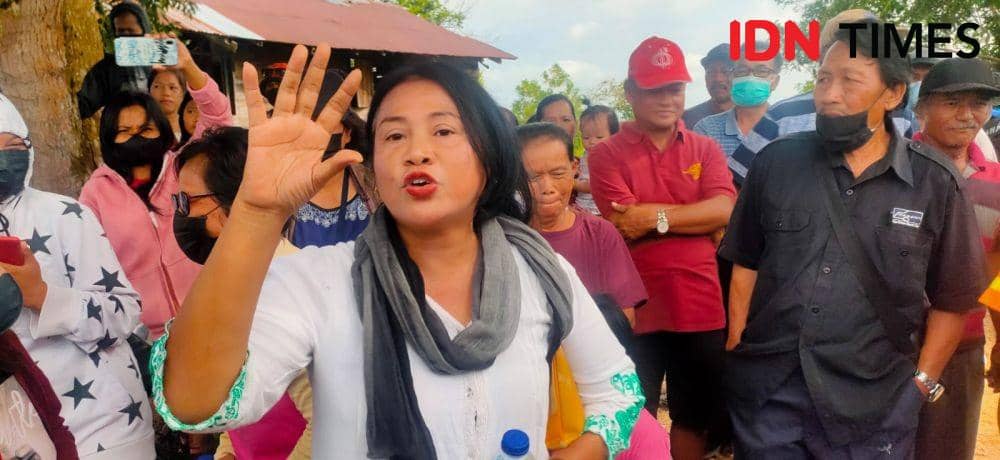 Warga RT 37 Kelurahan Manggar memprotes status kepemilikan lahan dengan Kodam Mulawarman. (IDN Times/Hilmansyah)