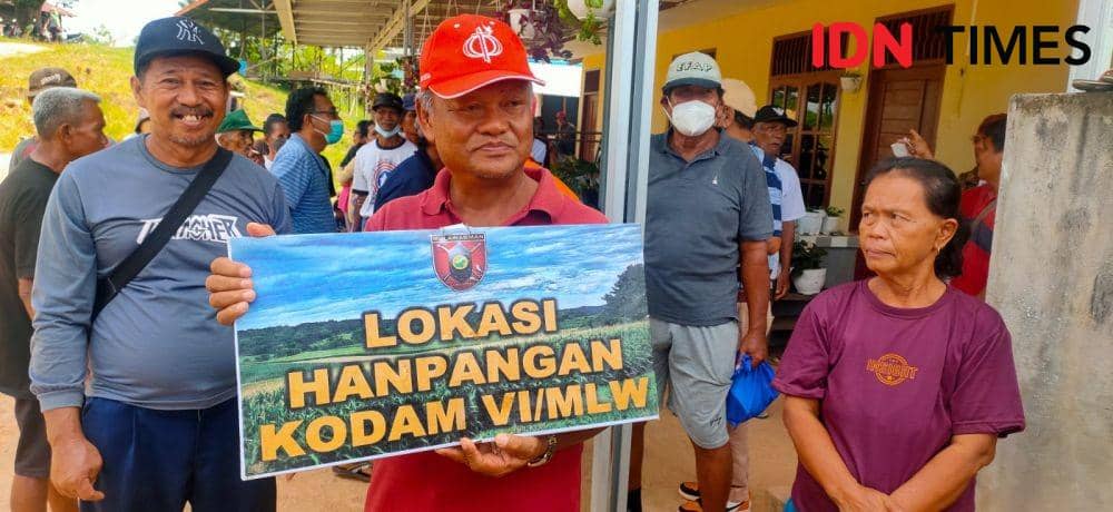 Warga RT 37 Kelurahan Manggar memprotes status kepemilikan lahan dengan Kodam Mulawarman. (IDN Times/Hilmansyah)