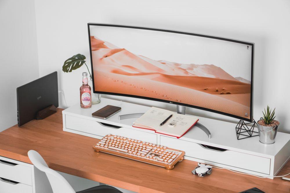 7 Rekomendasi Monitor Lengkung, Berikan Pengalaman Terbaik