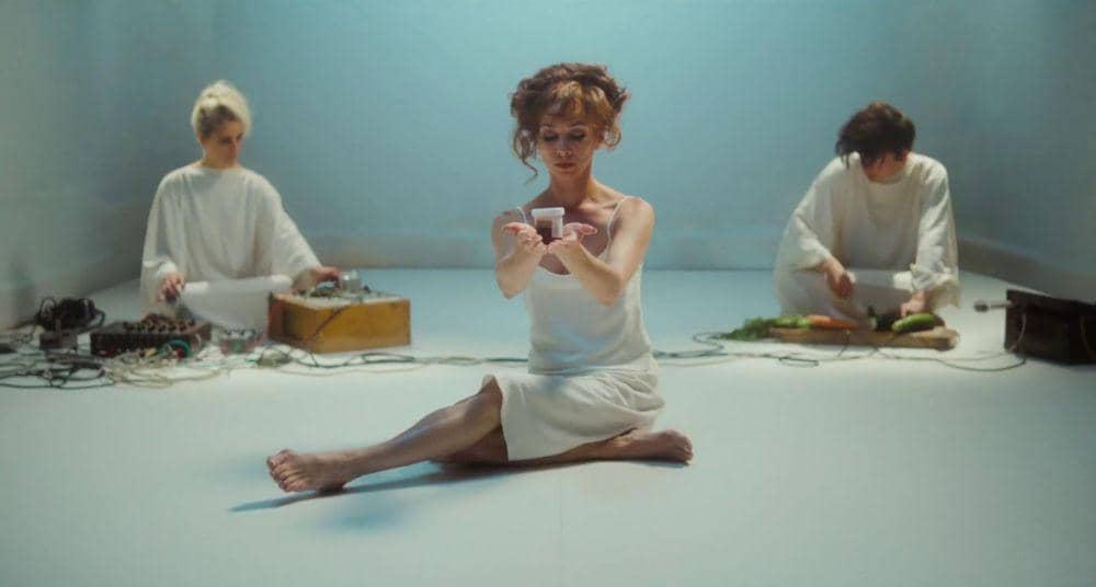 Pertunjukan band Sonic Catering Collectives dalam Flux Gourmet (ifcfilms.com)