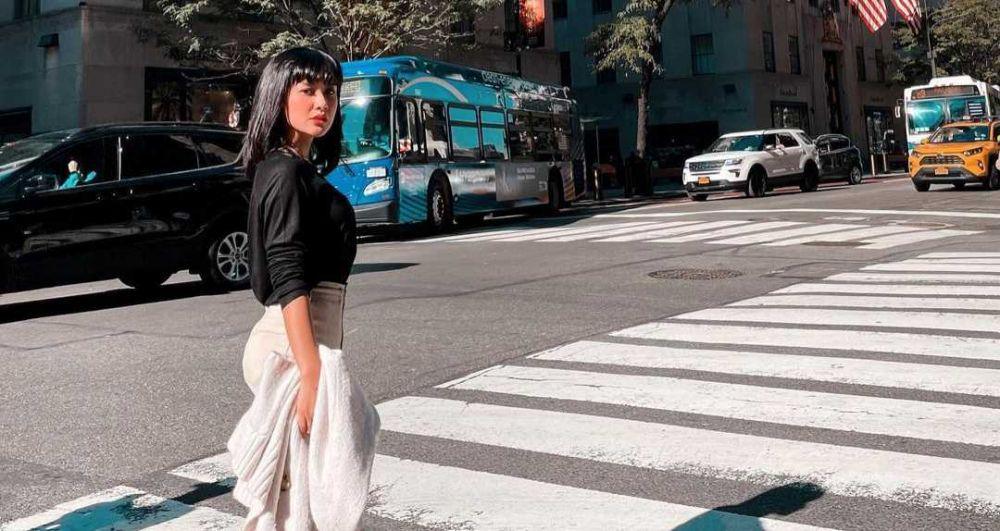10 Ide Padu Padan Outfit Monokrom Ala Cita Citata, Tetap Menawan!