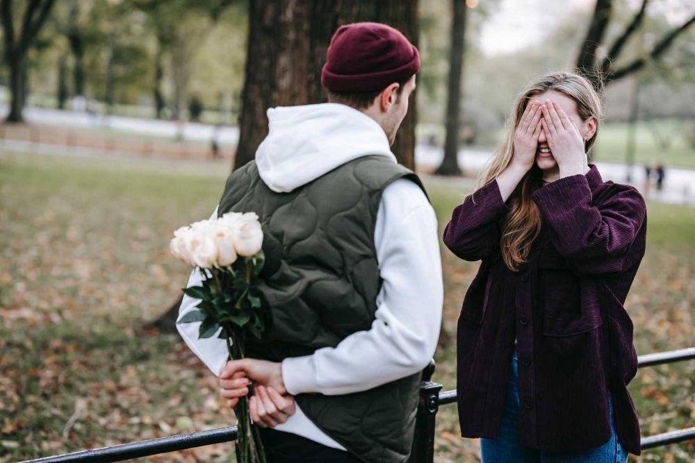 5 Alasan Lebih Baik Nyatakan Cinta, Stop Hanya Beri Kode dan Menunggu!