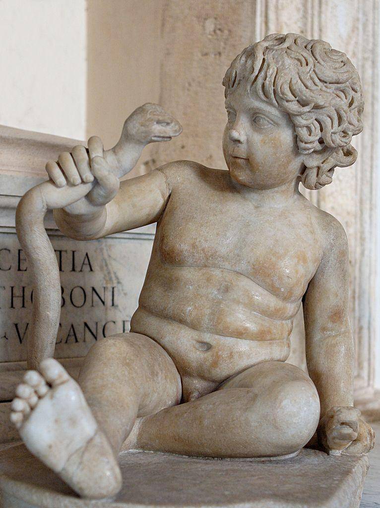 patung Heracles kecil yang mencekik ular kiriman Dewi Hera (wikimedia.org)